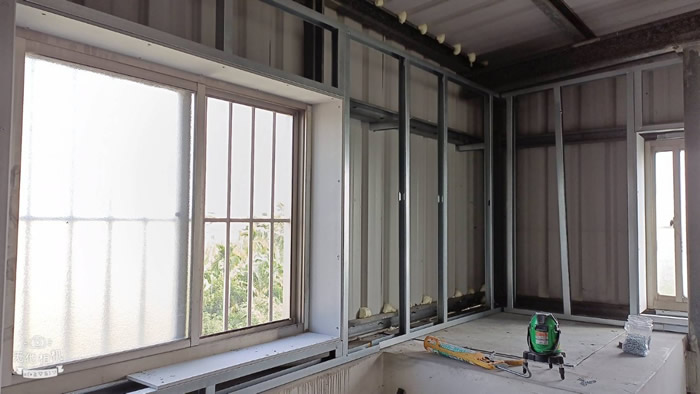 高雄頂樓隔間 : 輕鋼架輕隔間-塑膠天花板-採用輕型鋼